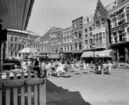 857908 Gezicht op het terras op de Kalisbrug te Utrecht, met op de achtergrond de voorgevels van de panden Vismarkt 13 ...